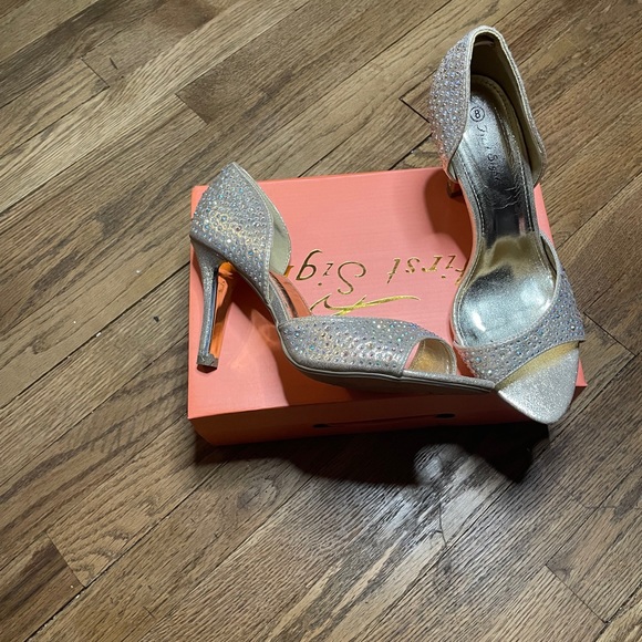 Sparkly champagne colored peeptoes - Picture 2 of 3